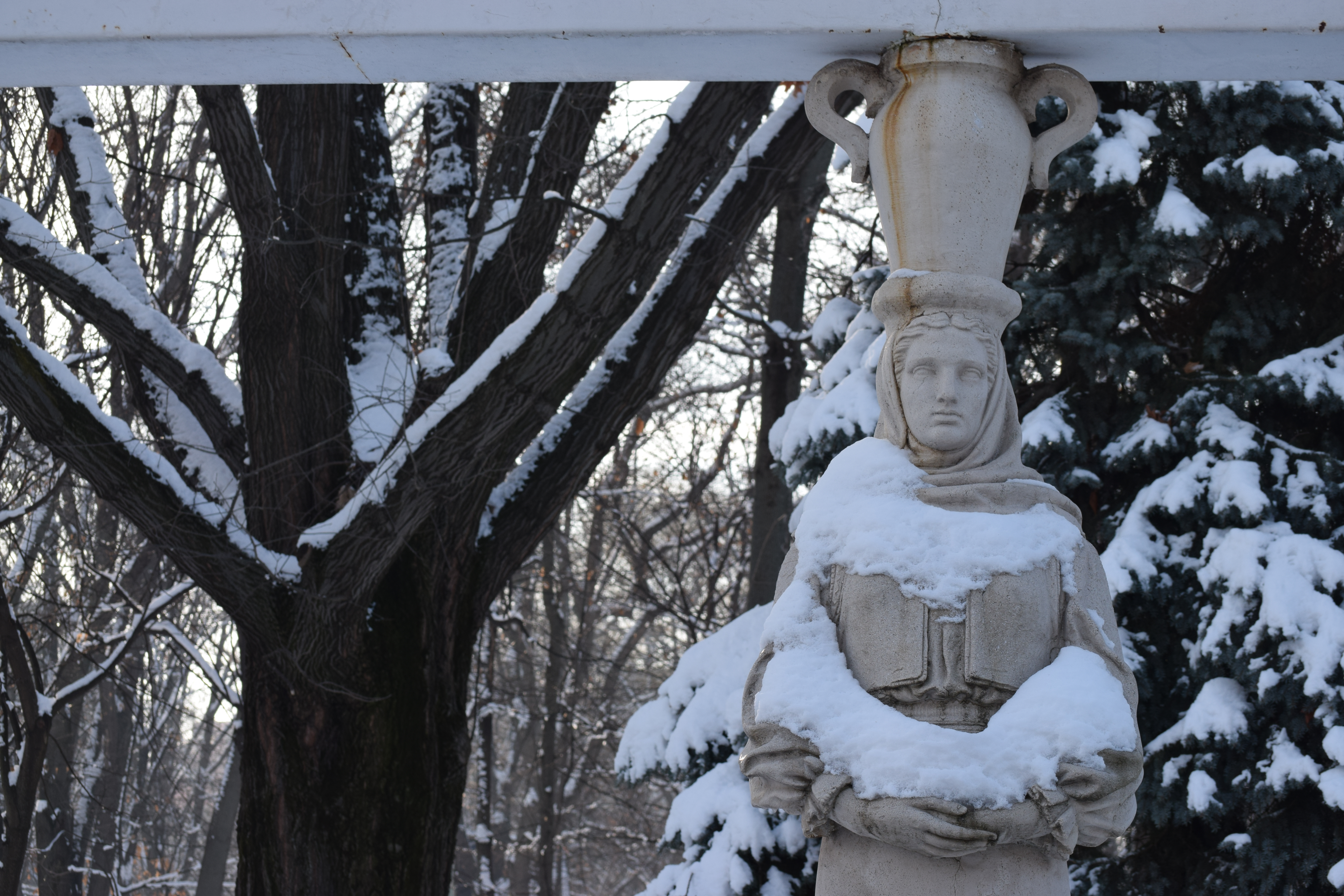 Statuie cu ulcior - Pitcher statue supporting monument