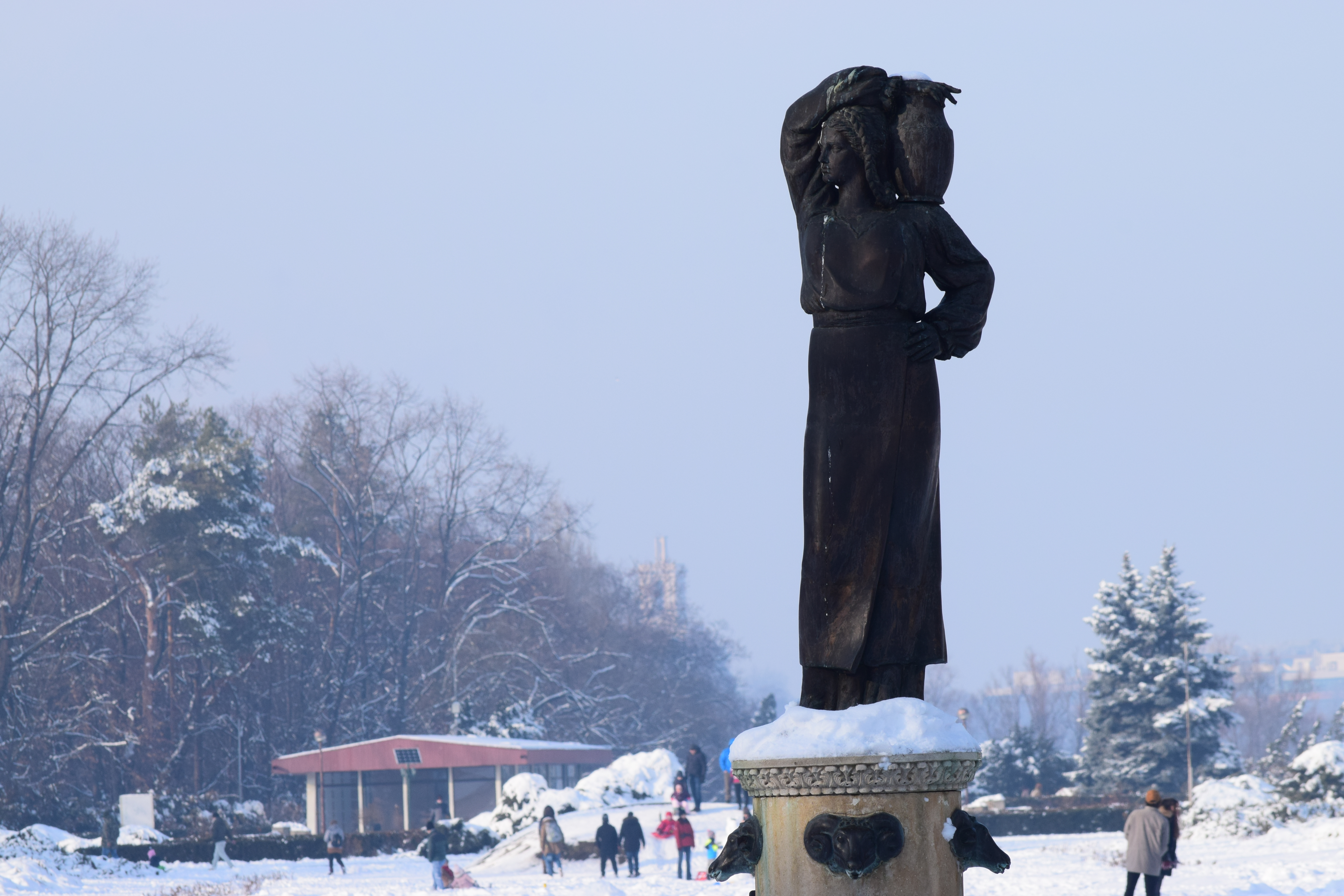 Statuia Moura Iarna - Woman with Pitcher Statue in Winter