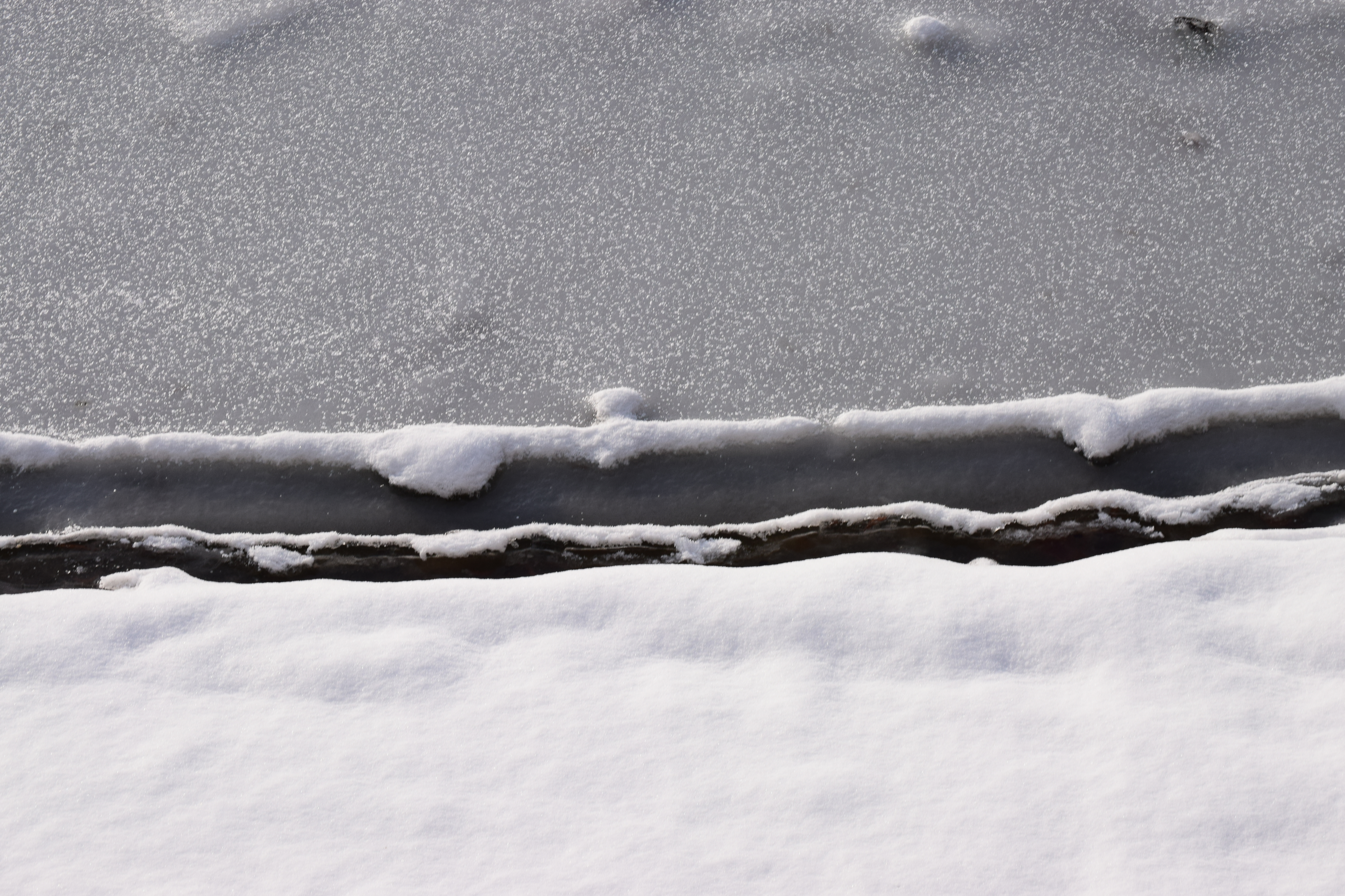 Lacul Hetrastrau Inghetat - Gray water white snow