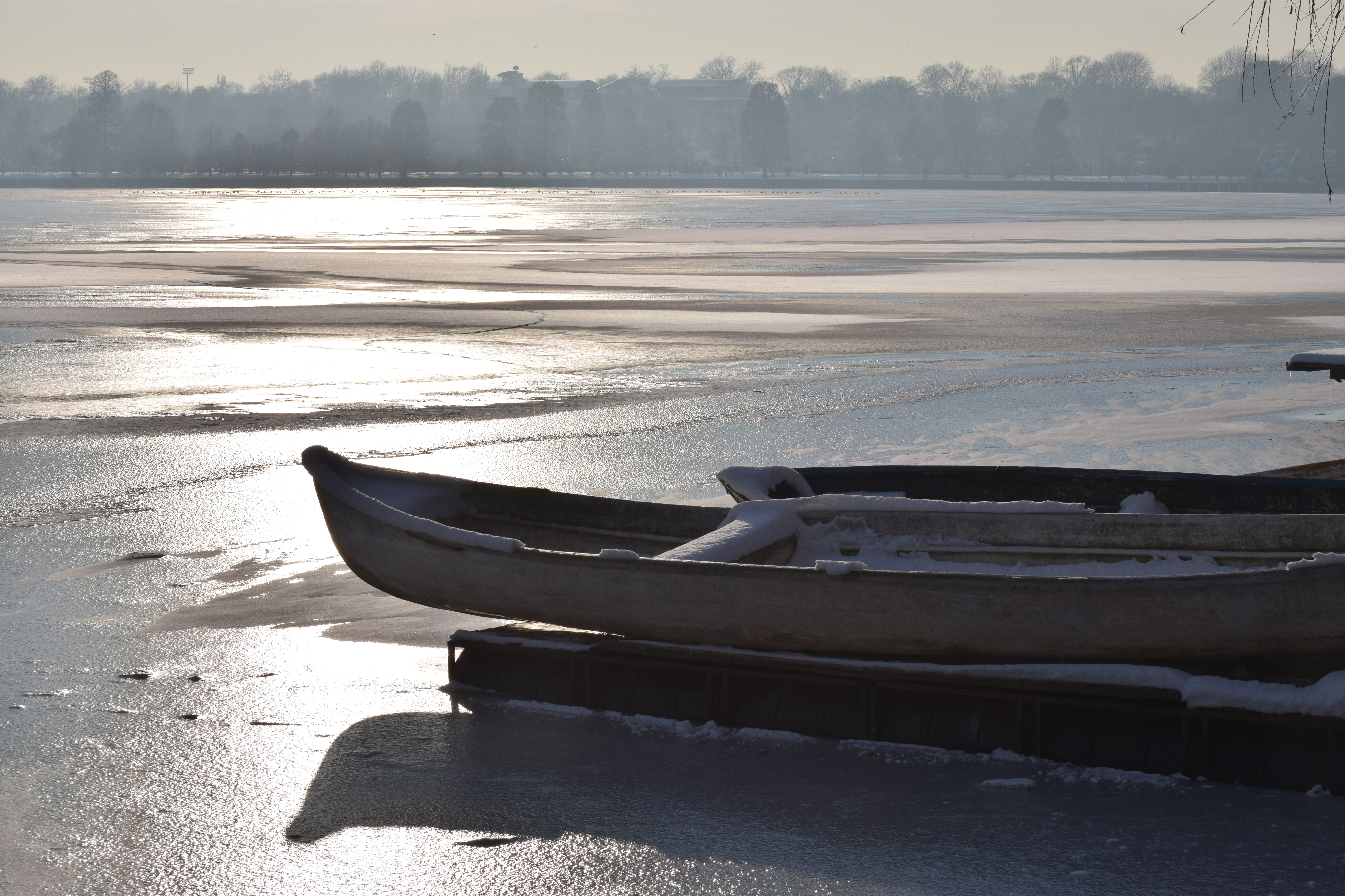 Barci iarna herastrau - Boats in winter frozen lake